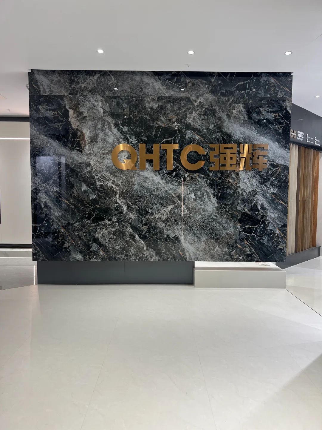 終端風采 | 強輝東陽旗艦店,現代時尚,以素色致敬生活(圖4) 終端風采 | 強輝東陽旗艦店,現代時尚,以素色致敬生活(圖4)