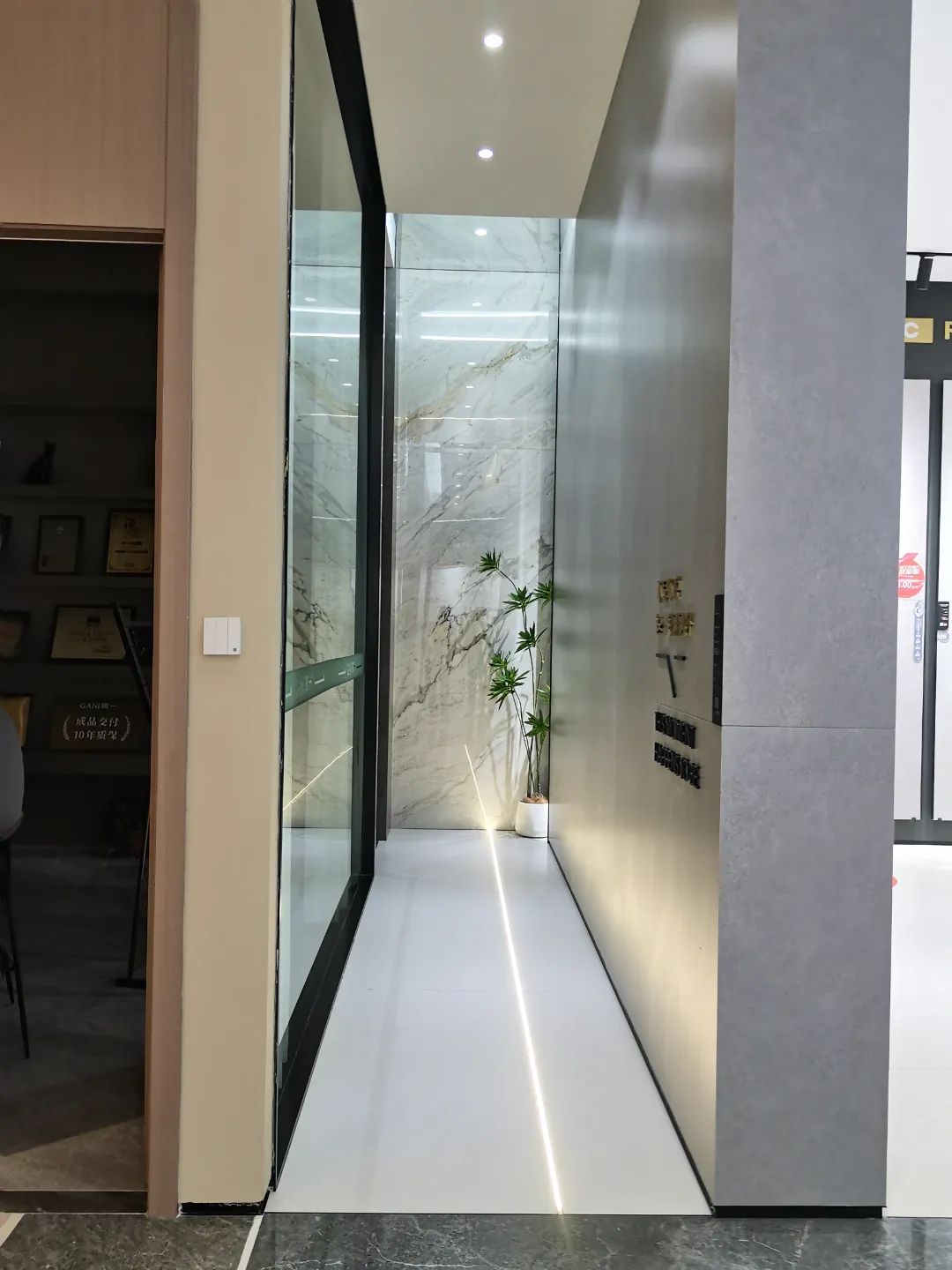 終端風(fēng)采 | 強(qiáng)輝淮南旗艦店,中性格調(diào),以藝術(shù)裝點(diǎn)設(shè)計(圖7) 終端風(fēng)采 | 強(qiáng)輝淮南旗艦店,中性格調(diào),以藝術(shù)裝點(diǎn)設(shè)計(圖7)