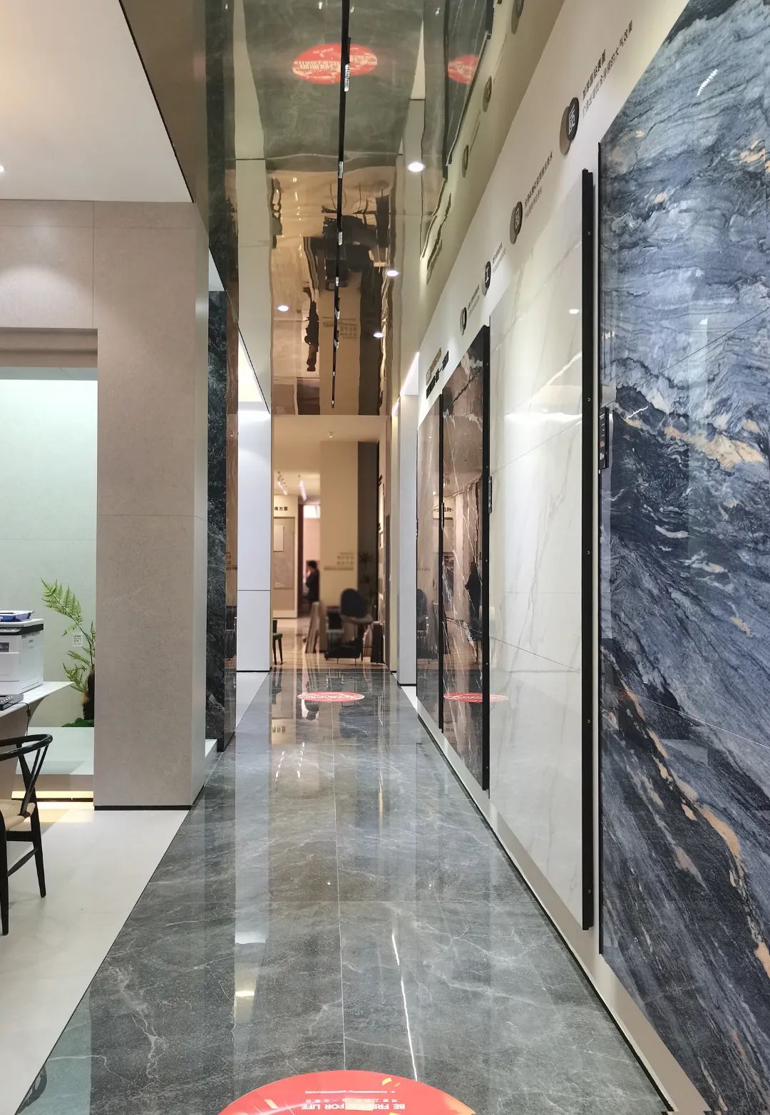 終端風(fēng)采 | 強(qiáng)輝淮南旗艦店,中性格調(diào),以藝術(shù)裝點(diǎn)設(shè)計(圖8) 終端風(fēng)采 | 強(qiáng)輝淮南旗艦店,中性格調(diào),以藝術(shù)裝點(diǎn)設(shè)計(圖8)