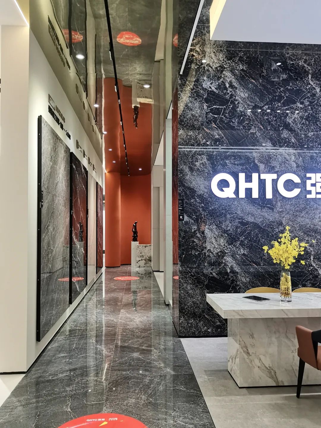 終端風(fēng)采 | 強(qiáng)輝淮南旗艦店,中性格調(diào),以藝術(shù)裝點(diǎn)設(shè)計(圖9) 終端風(fēng)采 | 強(qiáng)輝淮南旗艦店,中性格調(diào),以藝術(shù)裝點(diǎn)設(shè)計(圖9)