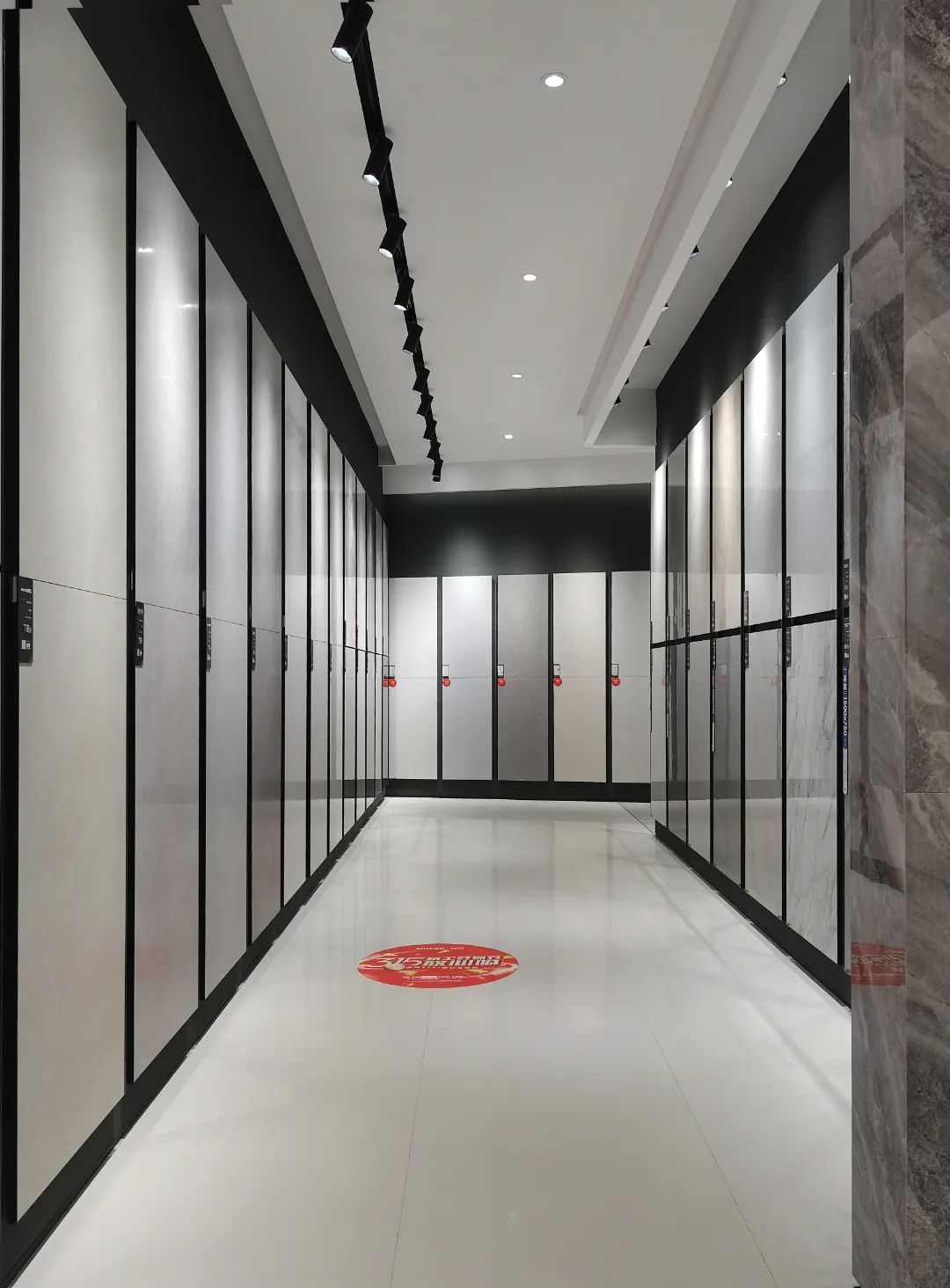 終端風(fēng)采 | 強(qiáng)輝淮南旗艦店,中性格調(diào),以藝術(shù)裝點(diǎn)設(shè)計(圖10) 終端風(fēng)采 | 強(qiáng)輝淮南旗艦店,中性格調(diào),以藝術(shù)裝點(diǎn)設(shè)計(圖10)