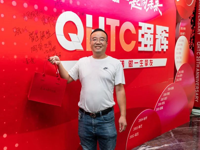 “精工二十載 一起向未來”強輝20周年生日會圓滿成功(圖17) “精工二十載 一起向未來”強輝20周年生日會圓滿成功(圖17)