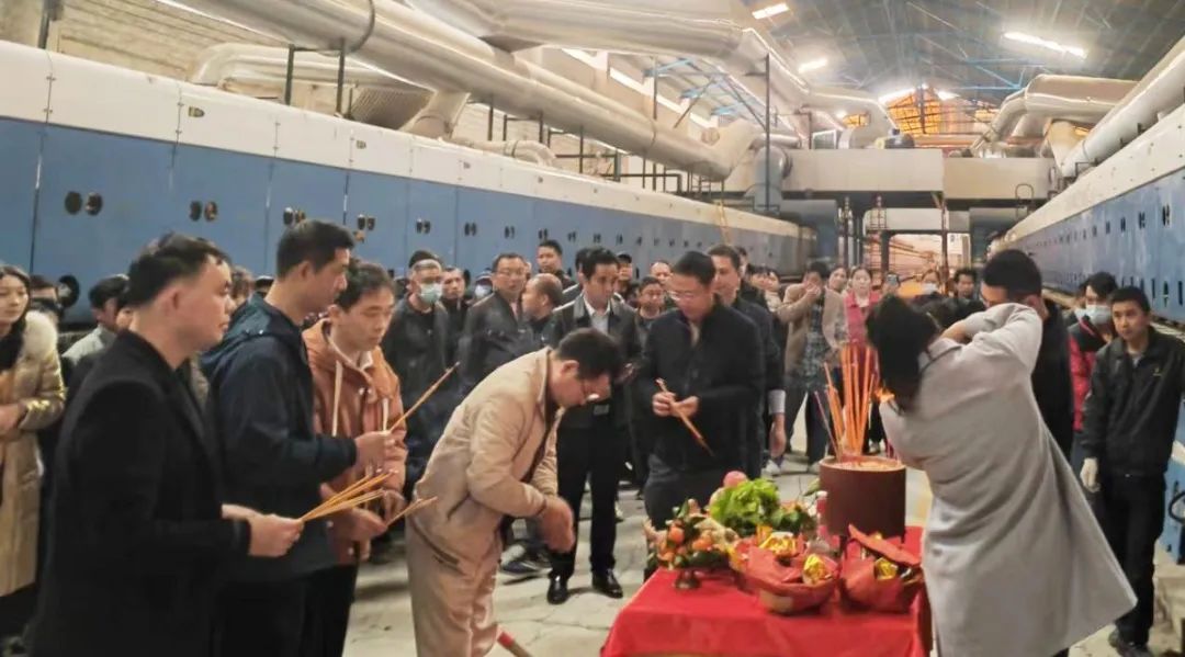 薪火再燃 | 強輝精工瓷磚肇慶生產基地巖板智能生產線正式點火投產(圖8) 圖片