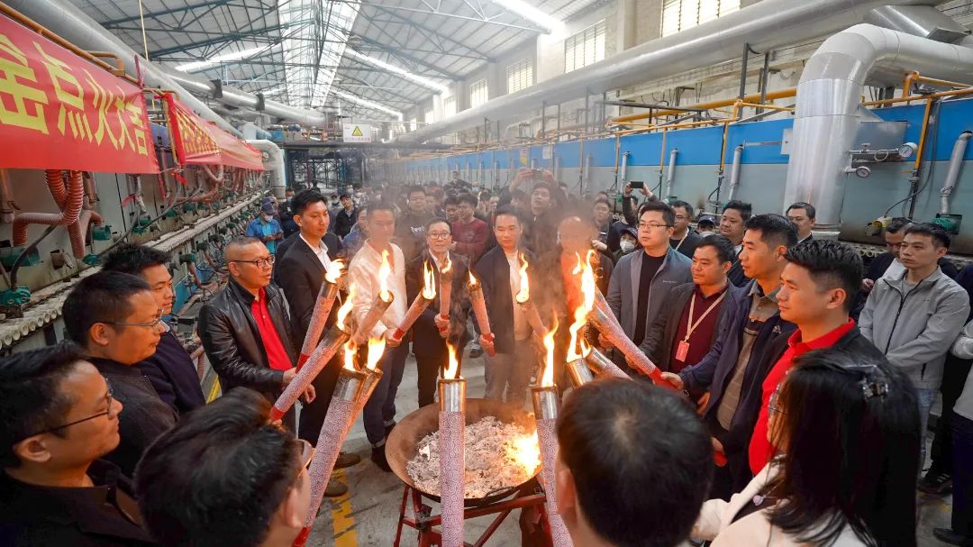 火力全開 | 強輝精工瓷磚肇慶生產基地巖板智能生產線點火大吉(圖4)